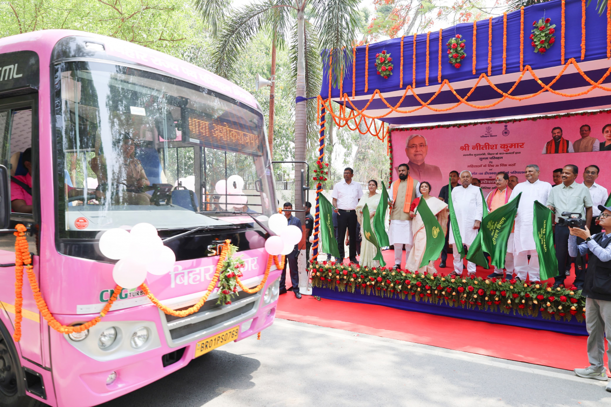 Patna Pink Bus: CM Nitish Flags Off Women-Friendly Pink Buses; Female Conductors to Operate